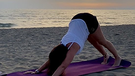 Kleiner Yogaflow am Strand bei Sonnenuntergang