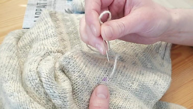 Skjule flekk på strikket plagg