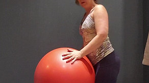 Övningar med pilatesboll för dig som fött eller är tidigt i graviditeten.
