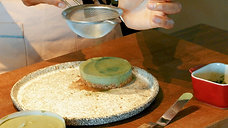 Taller cheesecake de matcha con almendra y tahini negro