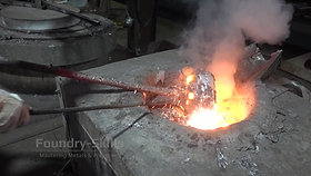 Removal of a dip ladle from molten alumininium