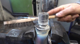 Cleaning a plunger rod for hot chamber high pressure die casting