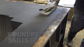 Fettling of the separation surface of a hand-moulded mould