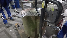 Ladle handling and emptying in furnace