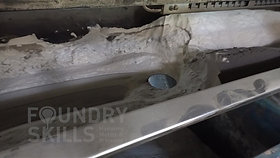 Sand removal from the collecting tray of a recoater