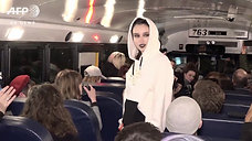 ランウエイはバスの中、NYファッションウイーク Artist makes NY fashion week debut... on a bus