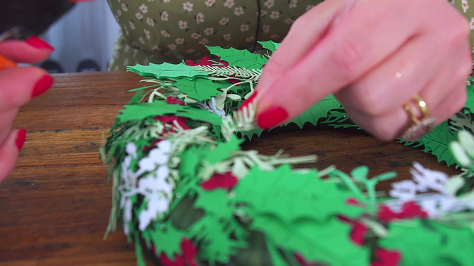Papercraft Christmas Wreath - Sizzix Lifestyle