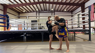 CROSSOVER KNEE AGAINST SOUTHPAW